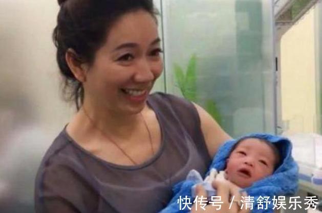 宝爸|''最美外婆''产房外走红,风头盖过宝宝,外婆:都别看我,看我外孙
