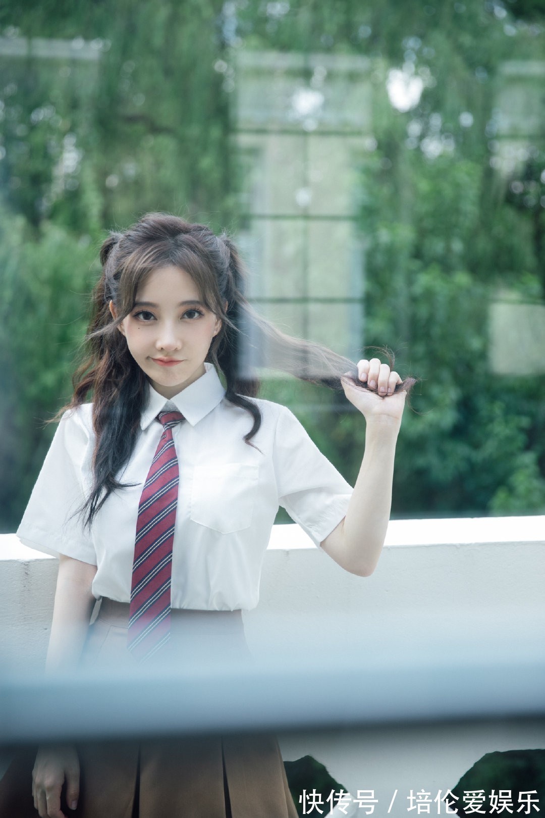 小姐姐|live打歌时冯提莫做了这件事，综艺效果你觉得有吗