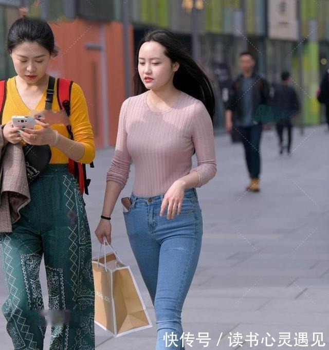 牛仔裤 肤色打底衫搭配浅色牛仔裤,大胆而显气质!