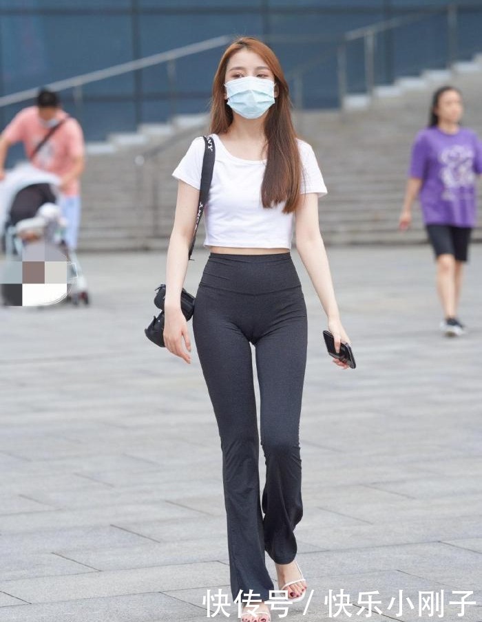 洒脱|白色T恤衫,造型展现出洒脱感,气质的舒适感得到了提升