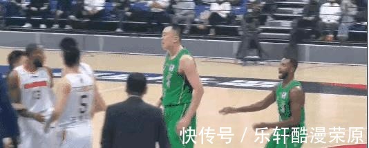 央视|央视全国直播中,韩德君威姆斯冲突被消音,易建联一举动维护两人