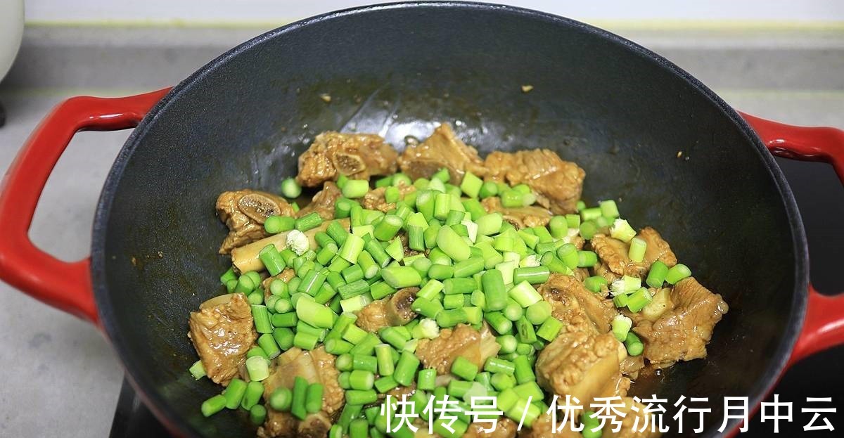 立冬了,巧用料汁做酱香排骨,满口都是肉真解馋!