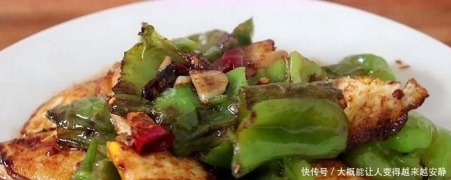 青椒这做法太好吃了,擀面杖一压,比吃肉过瘾,出锅就抢吃光