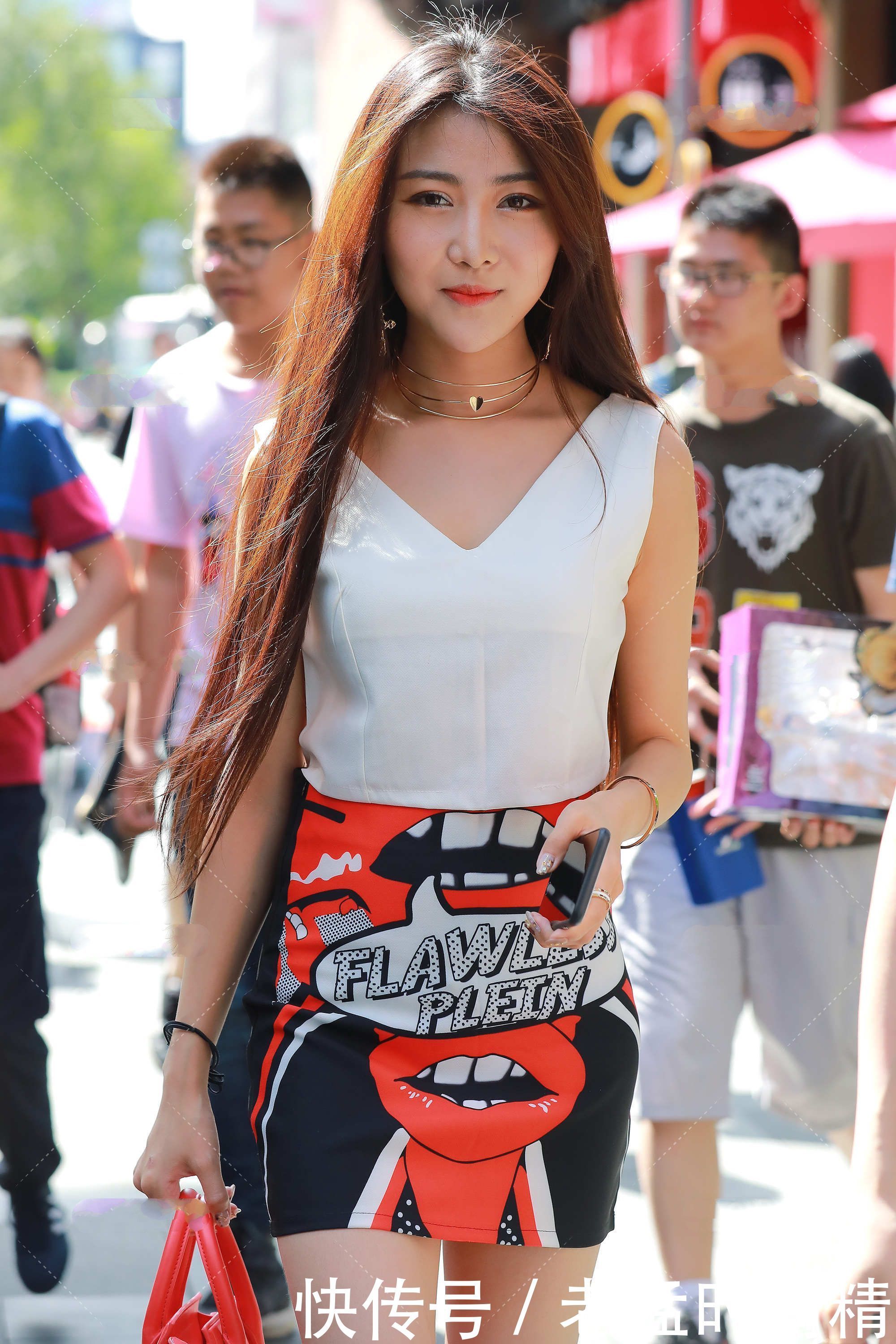 习惯了纯色的连衣裙, 不妨尝试一下拼接色的裙子, 穿上很可爱