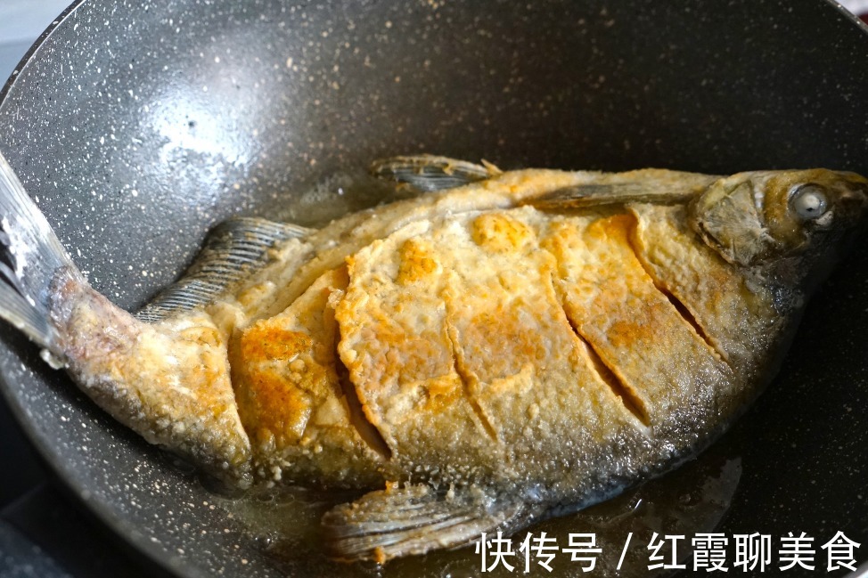 钓鱼|无论煎鱼或煎豆腐,直接用油煎就错了!多做1步,不粘锅不破皮