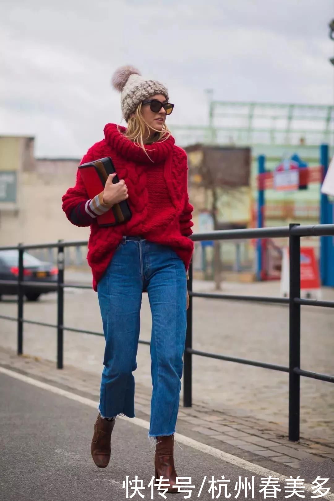 毛衣流行这么塞，修饰腿型还显高5cm