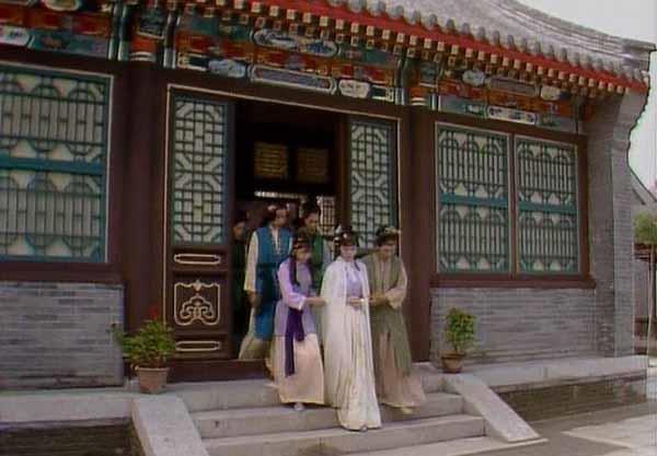 黛玉进贾府,和宝钗进贾府,有什么区别?不止迎接不迎接这么简单