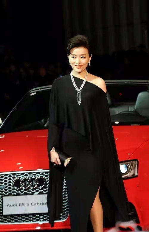 黑色西装|杨澜的气质太高级,简约黑西装也能穿出高级感,也就她有这气场