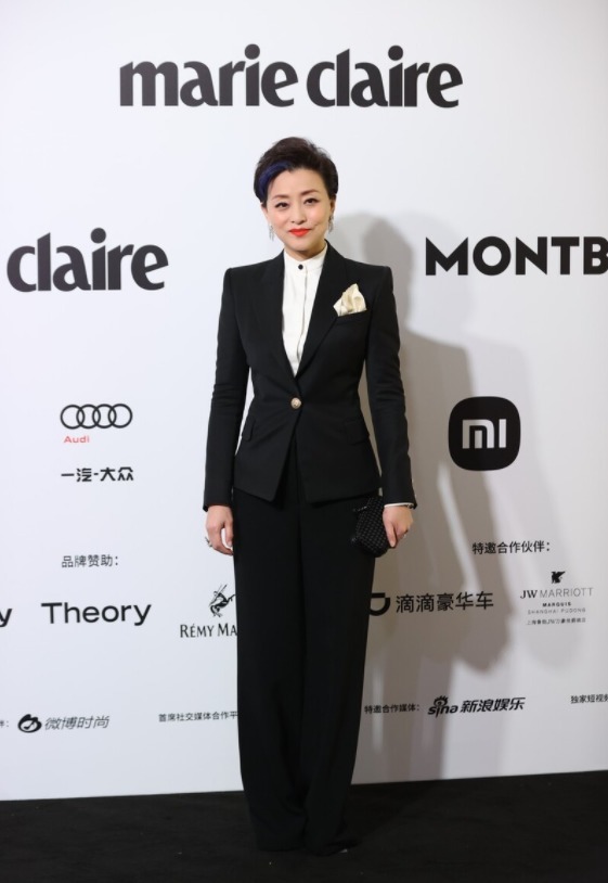 黑色西装|杨澜的气质太高级,简约黑西装也能穿出高级感,也就她有这气场