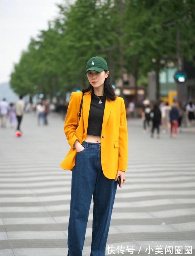 性感 牛仔裤上面不一定要配T恤,今年流行这样穿,高级时髦很吸睛
