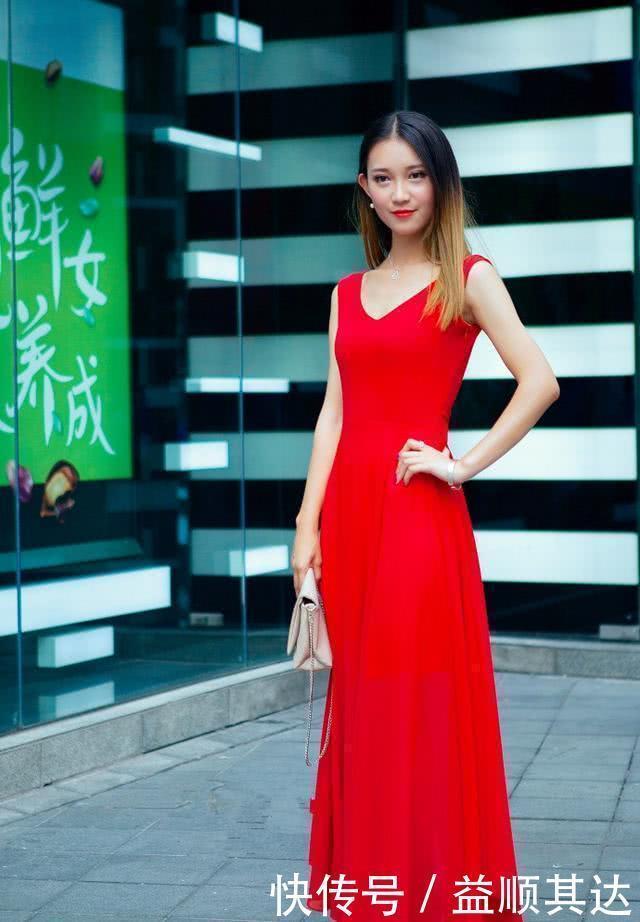 穿搭|街拍:长发美女的红色穿搭真性感,长相非常靓丽,气质优雅