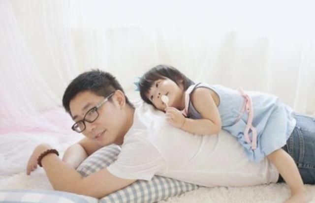 孩子|最年轻爸爸走红,带娃被误认为是哥哥,妈妈解释道这是娃他爸