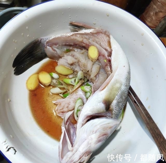 鲈鱼|想吃鱼没有时间做,馋鱼香不会做,试试家常清蒸鲈鱼,就能满足你