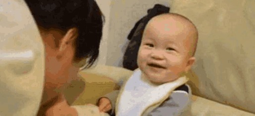 宝宝|宝爸给1岁宝宝喂饭, 宝妈进来看到这一画面, 乐的哈哈大笑!