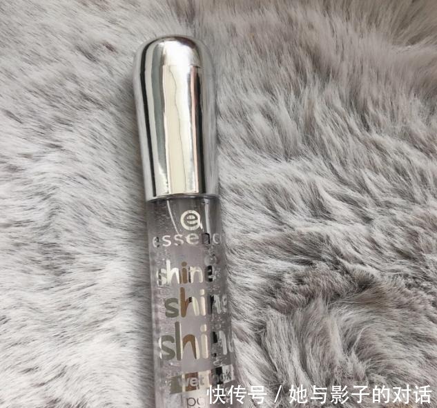 美女|氛围感美女唇妆是重点,口红谁都涂,配合小技巧颜值翻倍!