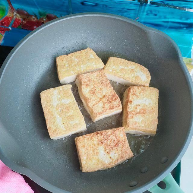 煎豆腐卤鸡翅根，豆腐吸饱了汤汁，满屋子都是香味