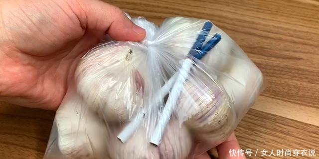 简单|原来大蒜这样保存,不发芽不干瘪,方法太简单了,又学会了一招