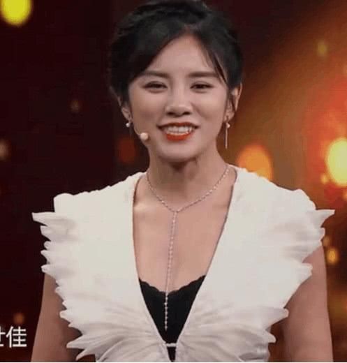 女主持人忘穿打底衣,导演只能切镜头,孰料张国立坚持1小时不敢转头