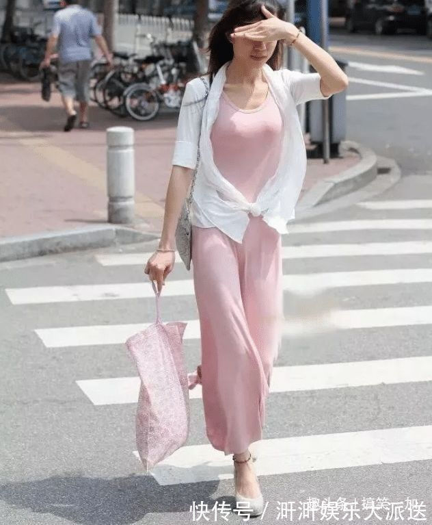学院风|街拍，如此丝滑的连衣裙穿在你身上，风一吹真是魅力尽显
