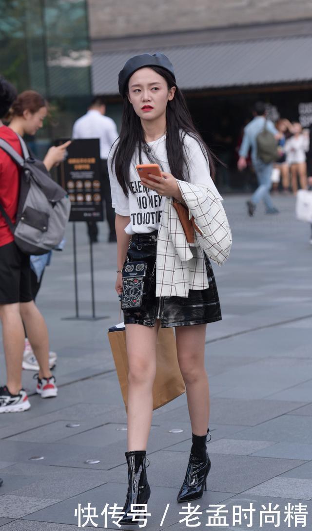 姑娘|街拍:暖冬, 时髦的姑娘穿皮裙、穿皮靴、戴皮帽, 穿出挺括硬朗风