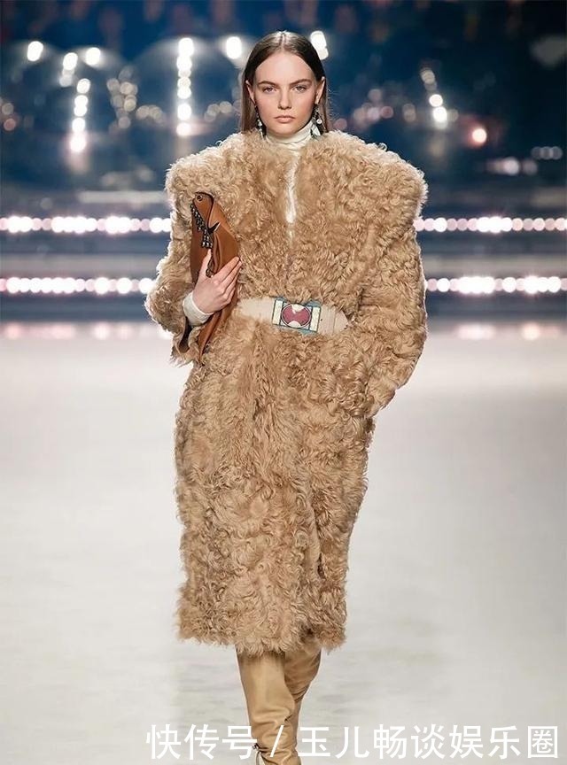 外套|还在穿羽绒服?今年最好看时髦的外套是这件