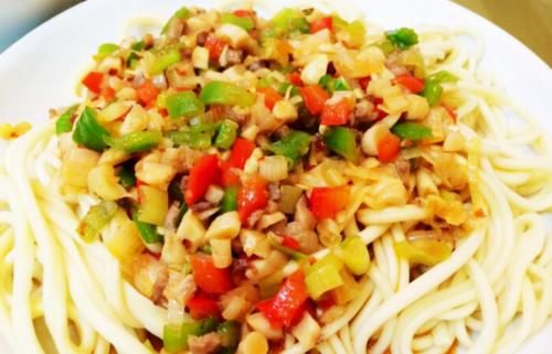 喜欢吃芝麻酱的，就会来一碗面条开开胃，能来碗好吃不胖又管饱的美食才是王道，每当不想吃晚饭的时候