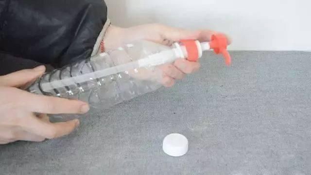 原来洗洁精瓶子上的压嘴还有这样的妙用,改造后放在家里太实用······