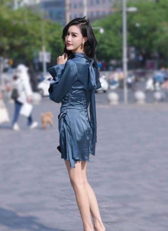 简约裙子装扮出自然的美感，完美体现窈窕淑女的婉致倩影