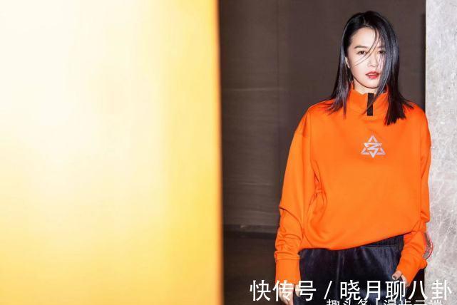 小白鞋 橘色系上衣搭配小白鞋,冬天穿挺合适,显白还有气质