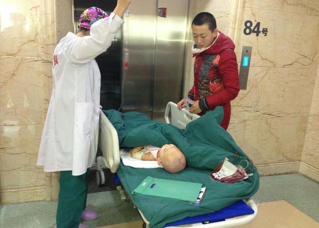 家长|孩子被烫伤后,是先脱衣服还是先冲冷水家长一定要提前知道