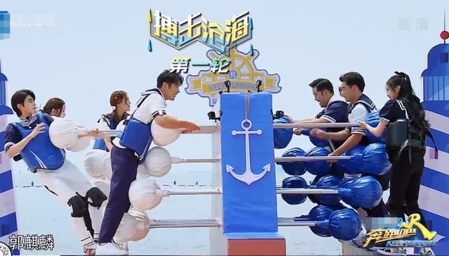 蔡徐坤跟吴宣仪玩搏击,谁留意到蔡徐坤举动“钢铁直男”没错了