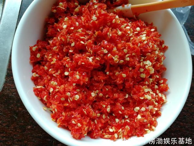 辣椒酱|做了2瓶辣椒酱,家人几天就吃光,比老干妈还好吃,做法也超简单