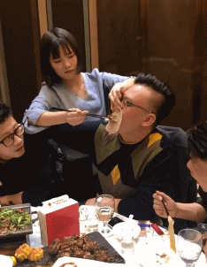 |搞笑GIF:大姐 你穿的是假裙子吧 起跳那一下真的吓到我了