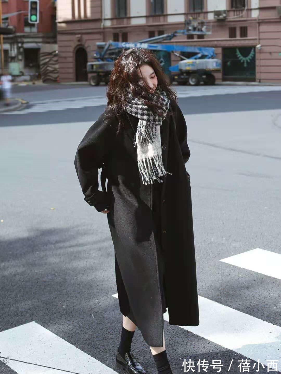 穿搭 谁说“黑大衣”已过时?采用这3种搭配方式,演绎不费劲的时髦感