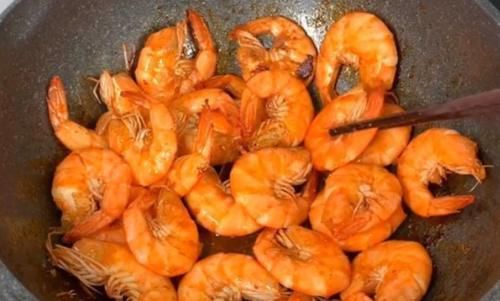 入味|煮大虾时,加水煮就错了,如此做,虾肉鲜嫩入味又好吃,太香了!