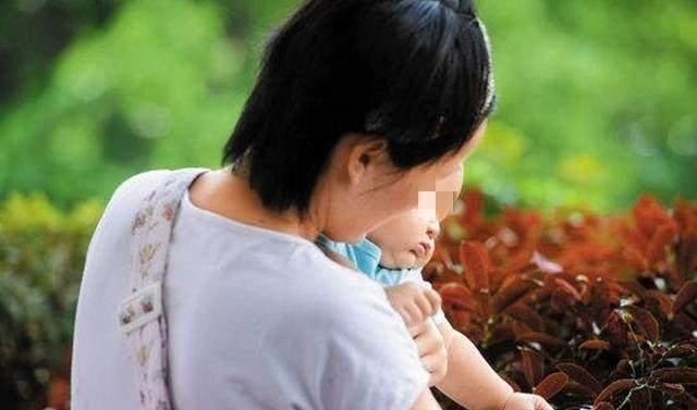 宝宝|为什么婴儿喜欢被抱着走动,大人一坐下就哭?这些原因爸妈要明白