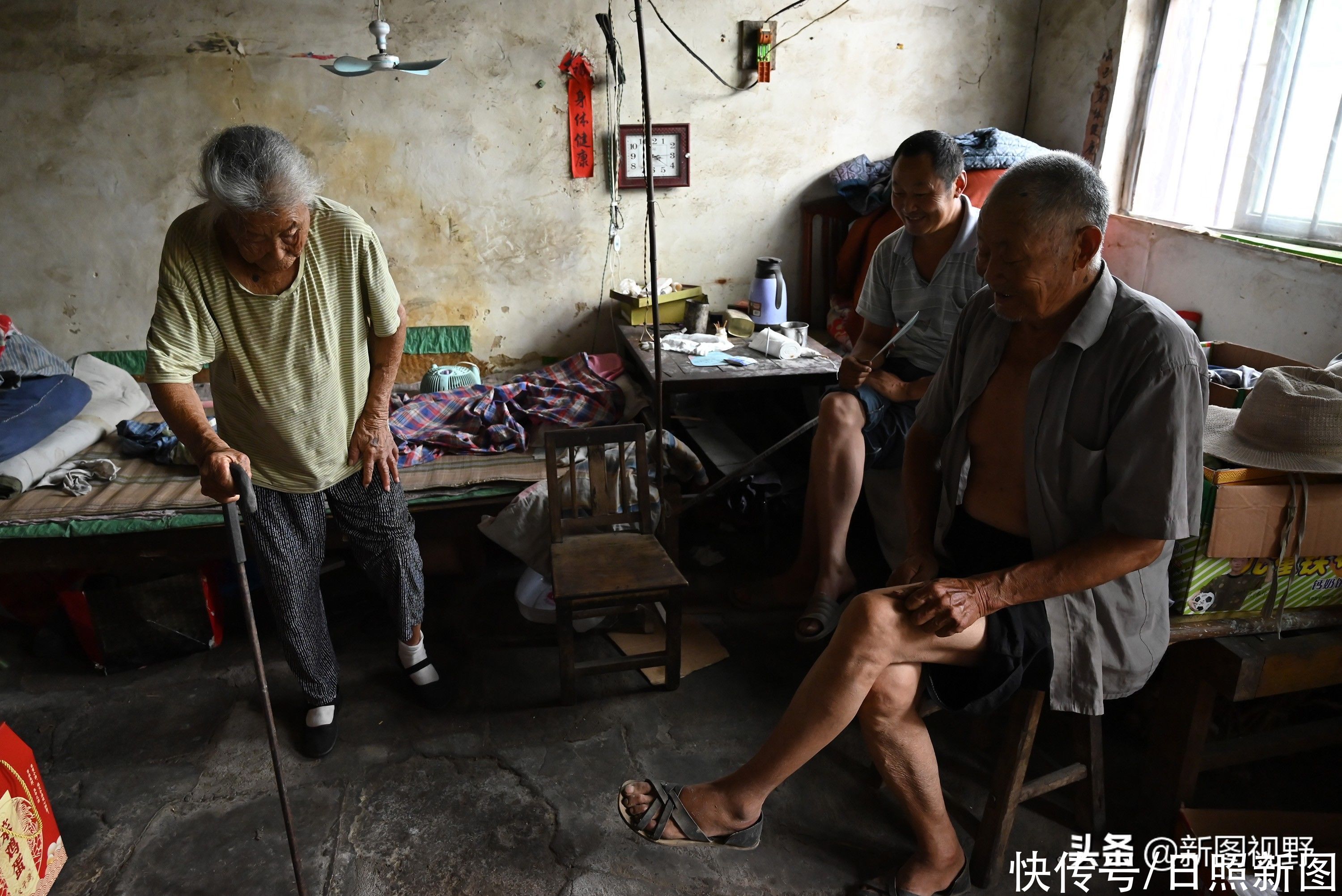 奶奶|100岁老人，每天都吃鸡蛋和大蒜，最爱逛街遛弯，长寿经验很简单