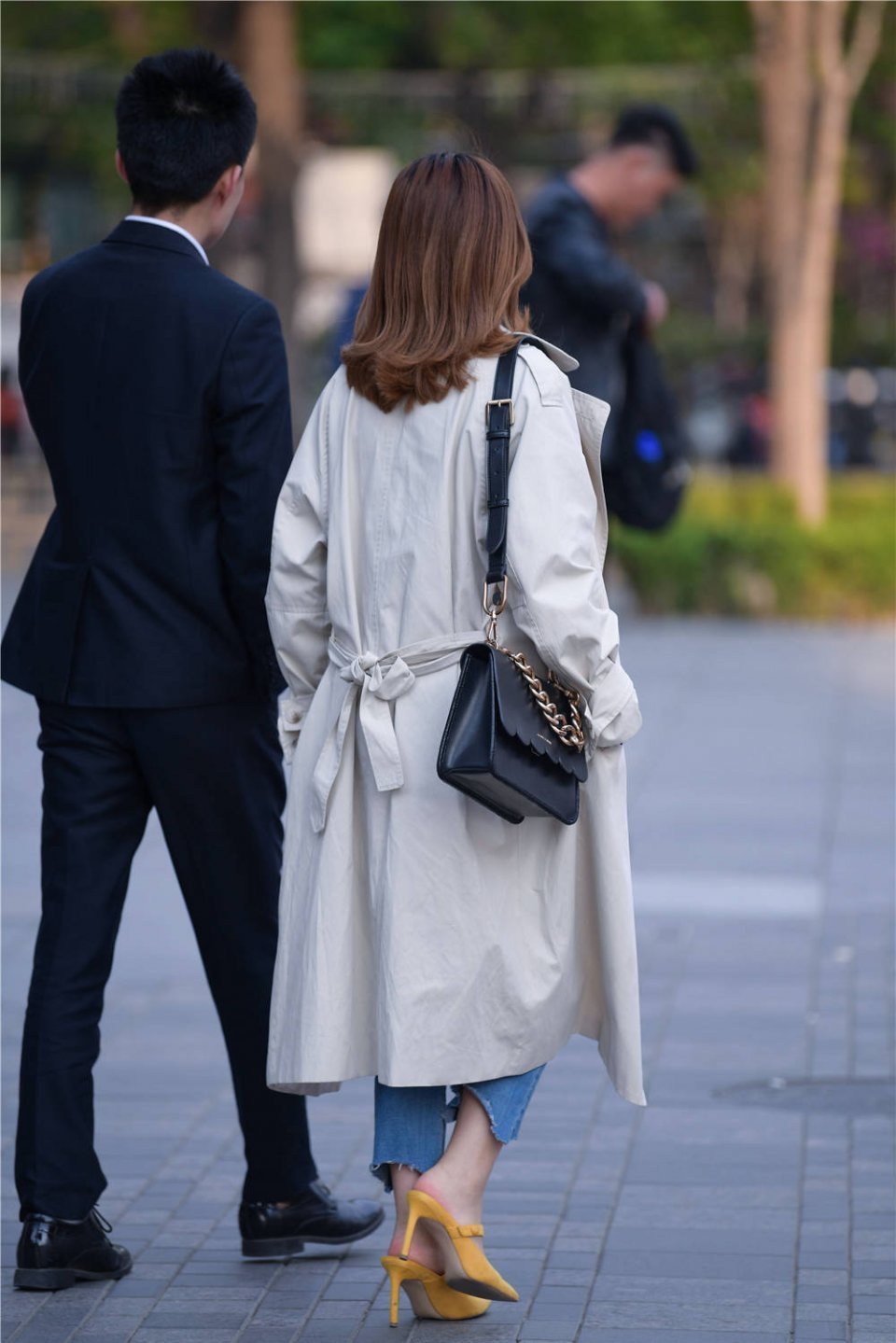 生活|街拍:七分紧身牛仔裤,搭配高跟凉拖,冬天还有不怕冷的姑娘