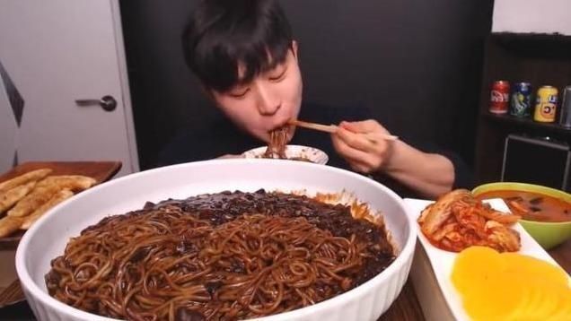 大胃王挑战30斤“炸酱面”,夹一筷子时穿帮了,网友逗我玩呢