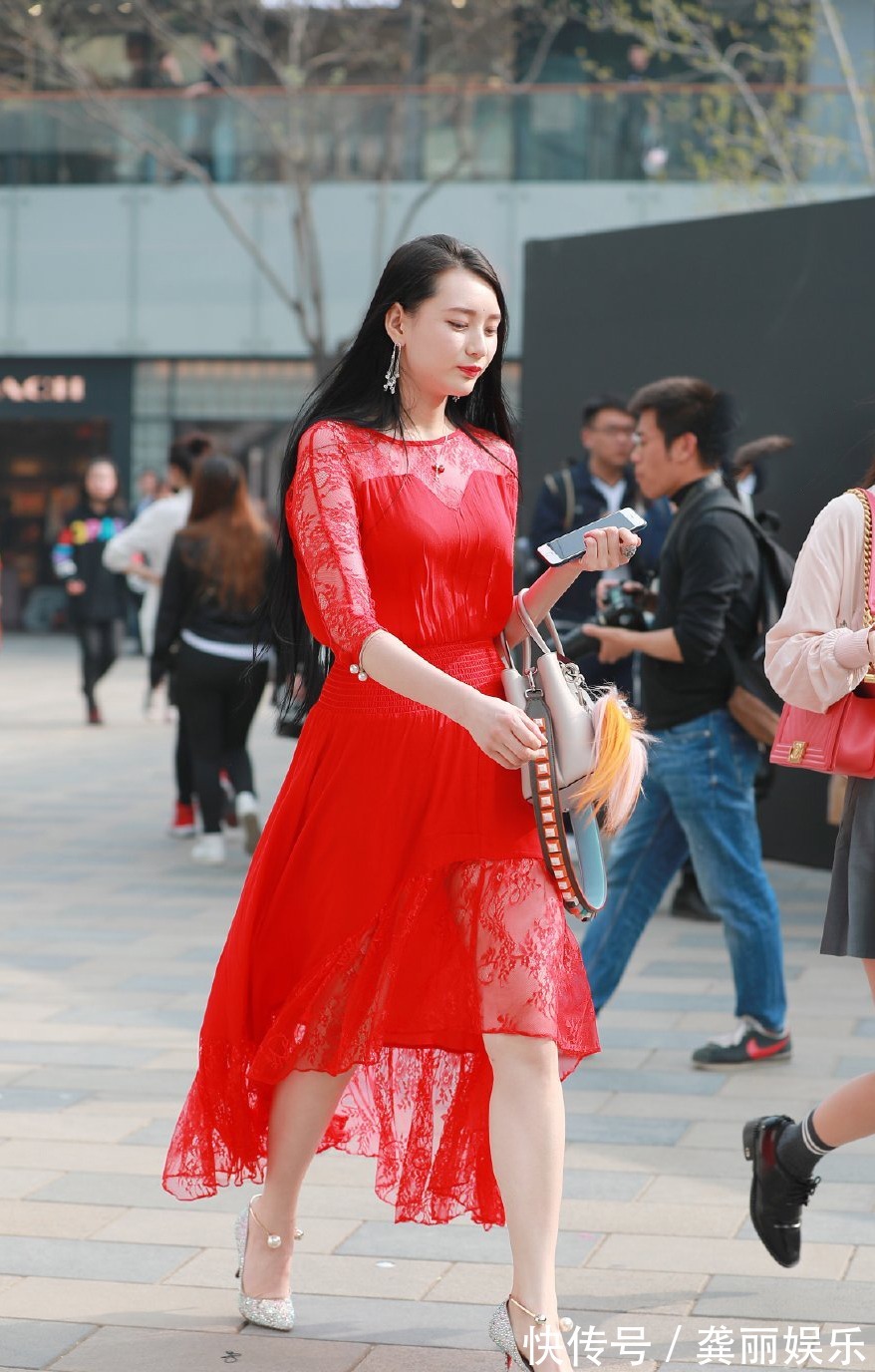 蕾丝 大红色连衣裙搭配尖头细跟鞋,行走在人群中的一抹红,真的很好看