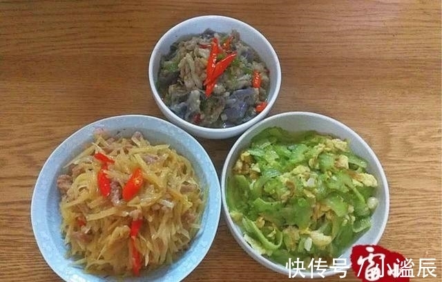 猪肉|两个人的晚饭，3个菜，才花了15块钱，还有荤有素，真会过日子