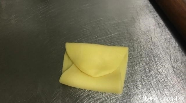 1碗面粉，2个鸡蛋，不加一滴水，松软香甜，比面包还营养好吃