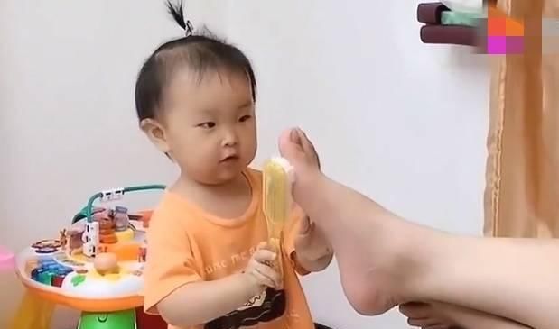 亲生|宝宝用刷子给爸爸洗脚，爸爸的反应太真实，网友亲生的错不了