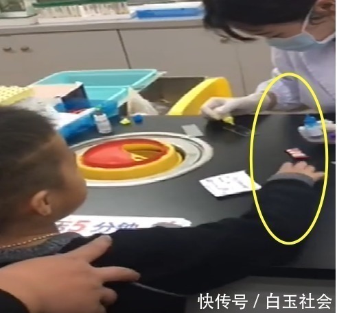 打针|男孩害怕打针,用糖果“贿赂”护士,之后的行为让爸爸哭笑不得