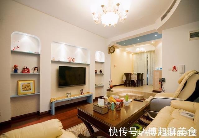 聪明人|客厅别再傻傻装柜子了,聪明人流行这样做收纳,美观实用还不占地