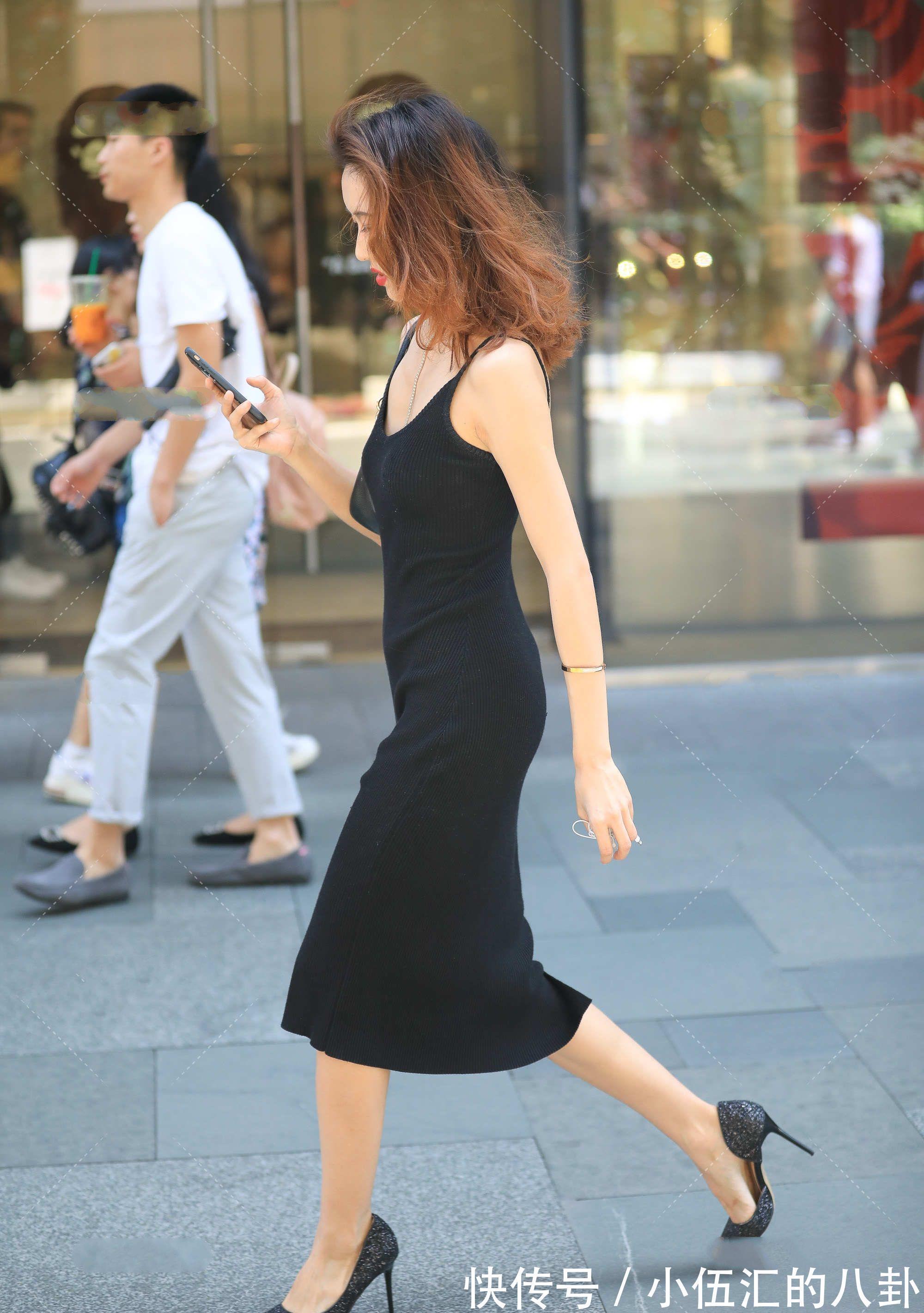 穿搭 夏日漫漫,依然挡不出小黑裙的美,吊带的款式穿出清凉又显瘦的美