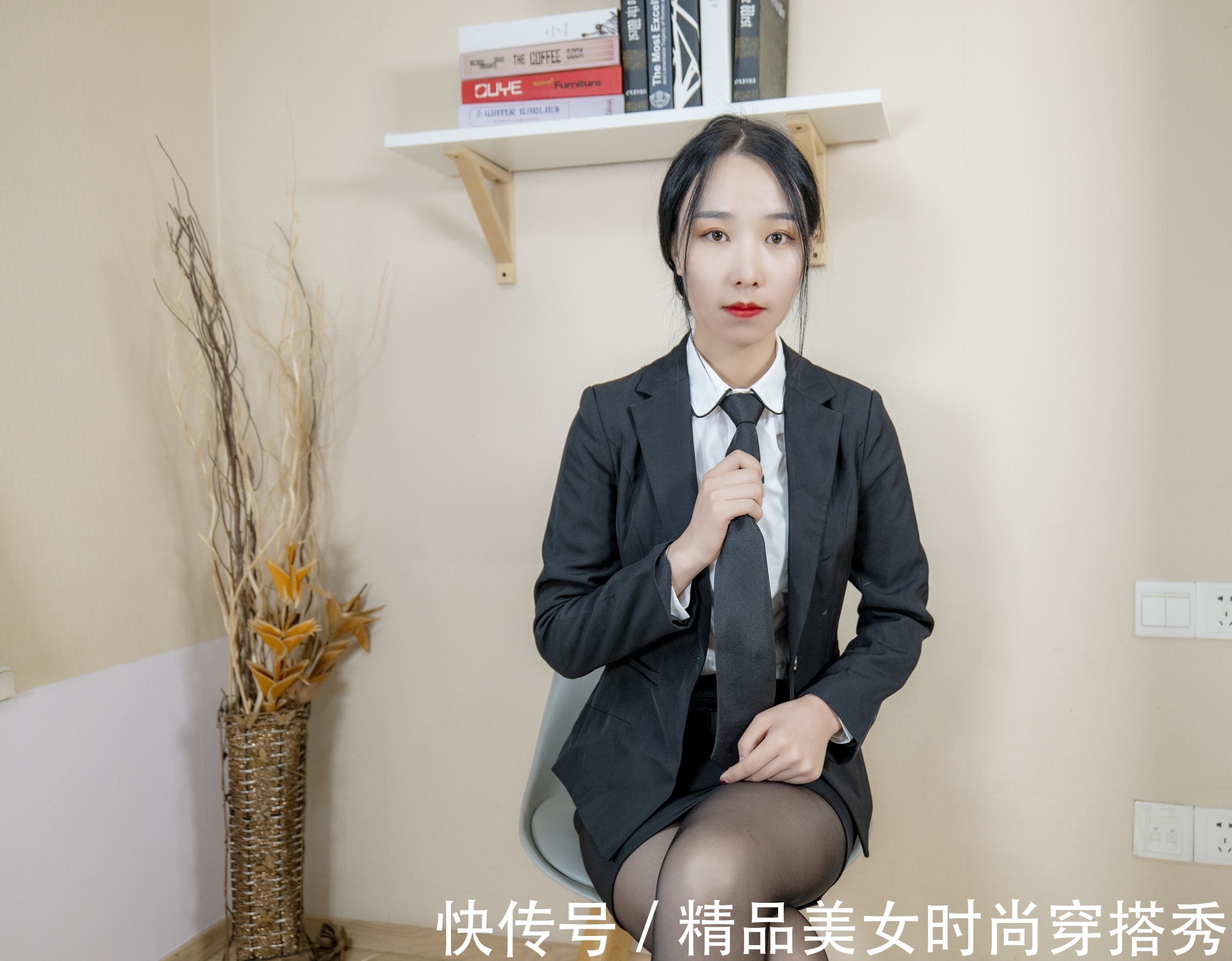 西装套裙|黑色的西装套裙,呈现出女性的职业感,内搭白色衬衫,干练又优雅