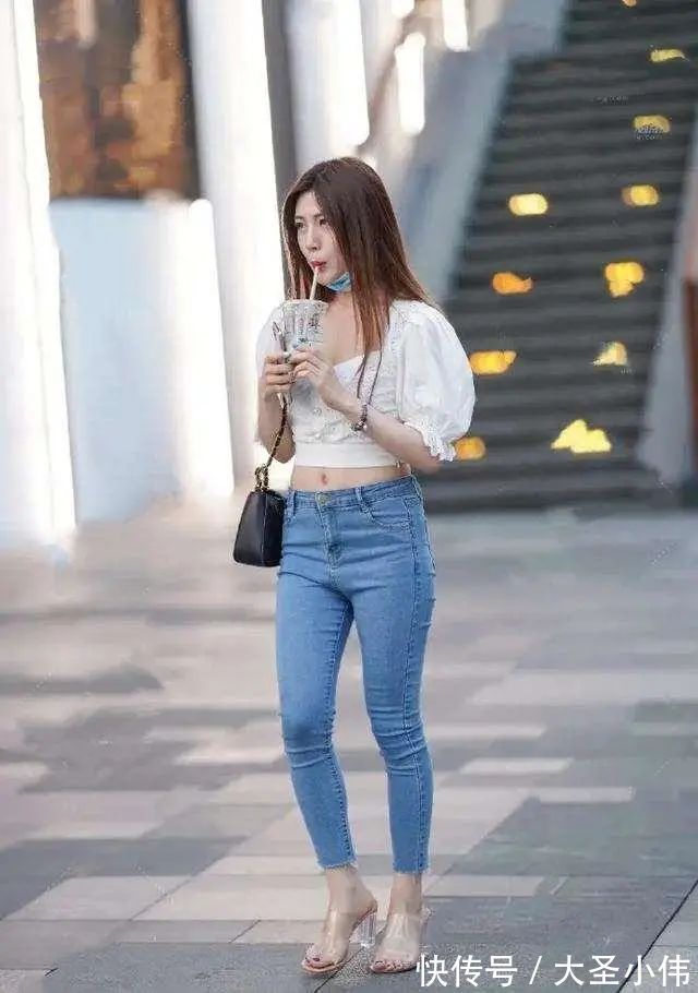 打底裤 美女街拍:粉色吊带搭配牛仔打底裤,漂亮的剪裁,面料很适合。