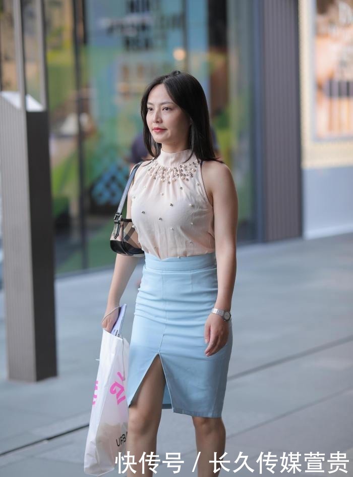 珍珠衬衣搭配浅蓝及膝裙，落落大方