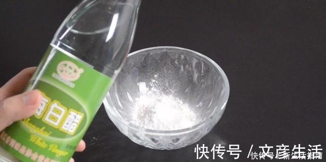 油垢|厨房瓷砖上满是油垢教你一招，不用一滴水，瓷砖立马光亮如新！